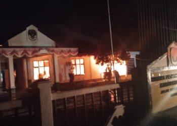 Polres Buru Mulai Menyelidiki Dugaan Lain dari Terbakarnya Kantor KPU
