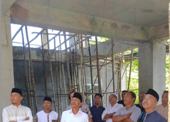 Bupati SBB, Asri Arman meninjau pembangunan Masjid Raya di Piru.