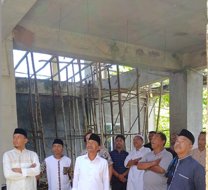 Bupati SBB, Asri Arman meninjau pembangunan Masjid Raya di Piru.