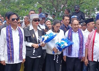 Bupati dan Wakil Bupati SBB Disambut Tarian Cakalele dan Somba Upu di Waipirit