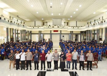 Kapolda Maluku, bersama PJU Polda, pejabat Unpatti, dan mahasiswa usai kuliah umum.