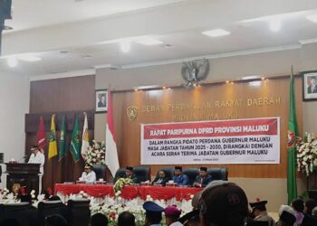 Gubernur Maluku Hendrik Lewerissa menyampaikan pidatonya dalam paripurna DPRD Maluku.