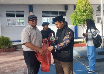 Mahasiswa Universitas Muhammadiyah Maluku Dapat Paket Takjil