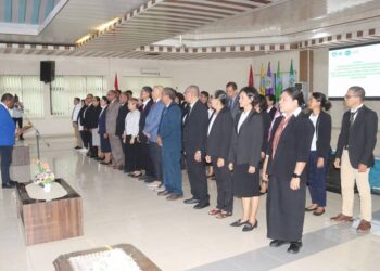 Rektor Universitas Pattimura (Unpatti), Prof. Dr. Fredy Leiwakabessy, resmi mengukuhkan serta menyerahkan Surat Keputusan (SK) kepada 25 Tim Pengelola Pusat Studi