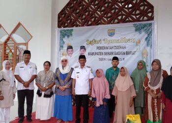 Bupati dan Wakil Bupati SBB bersama Istri menghadiri buka puasa bersama di dusun Olas.