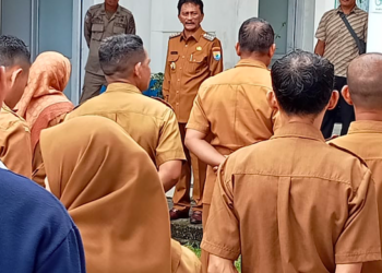 Bupati SBB Asri Arman lakukan sidak di Dinas Kesehatan SBB.