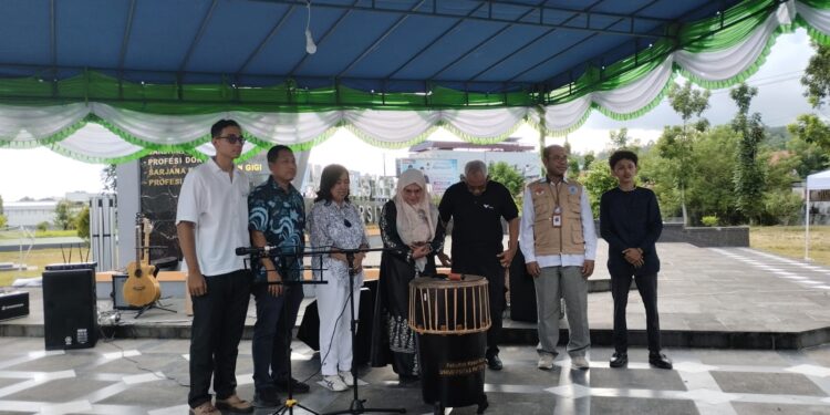 Warek III Unpatti, Dr. Nur Aida Kubangun, didampingi Dekan FK membuka Pasar Takjil Kampung Ramadan di Unpatti.
