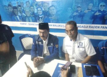 Wahid Laitupa bersama Ketua Panitia penjaringan Calon Ketua DPW PAN Maluku