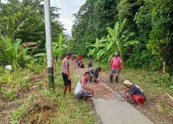 Warga Dua Desa Dibantu Babinsa Bangun Jalan Setapak di Kesui Watubela