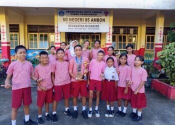 Araqiel Tutupary bersama teman sekolahnya.