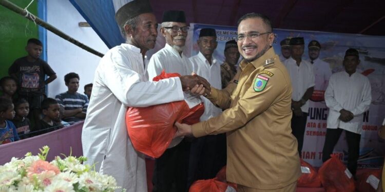 Bupati SBT, Fachri Alkatiri, menyerahkan bantuan alat tangkap tradisional kepada 10 nelayan desa Kwamor Mata Ata dan Kwamor Mata Wawa.