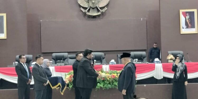 Penyerahan dokumen LKPJ Bupati SBT tahun 2024 dari wakil ketua DPRD, Jasali Keliwar kepada wakil bupati Muhammad Miftah Thoha R Wattimena, Selasa (27/5/2025).