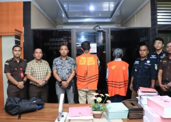 Dua tersangka mengenakan rompi orange