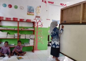 Proses belajar di SDN 11 Wakate menggunakan ruang perpustakaan