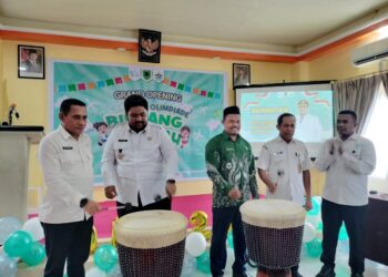 Pembukaan lomba olimpiade bintang sekolah oleh wakil bupati SBT, Muhammad Miftah Thoha R Wattimena didampingi Plt kadis Dikbudpora Afiudin Rumakway.