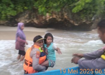 evakuasi korban terdampar di Leksula