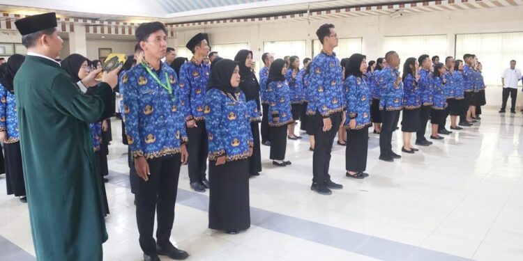 Rektor Unpatti Freddy Leiwakabessy mengambil sumpah 76 ASN Unpatti.