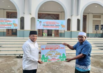 Bupati SBT Serahkan Hewan Kurban Bantuan Presiden Prabowo