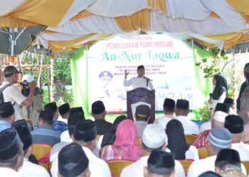 Sumbang Arloji, Fachri Pastikan Pemkab SBT Bantu Pembangunan Masjid An-Nur Taqwa Kilfura