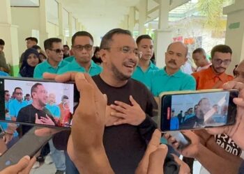 Bupati SBT Fachri Husni Alkatiri saat diwawancarai awak media