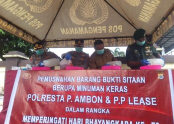 Jelang Hari Bhayangkara, Polresta Ambon Musnahkan 2.500 Liter Sopi Ilegal