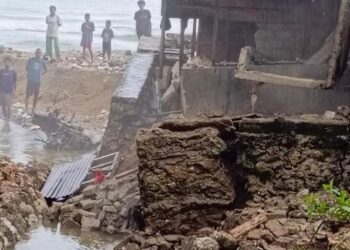 Talud roboh dihantam banjir di Kesui