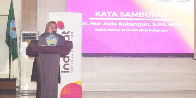 Wakil Rektor Unpatti, Aida Kubangun memberikan sambutan dalam acara SheHacks Innovate Ambon 2025 yang digelar di Unpatti.