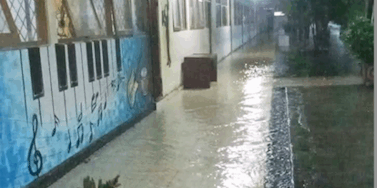 Banjir di SMP 13 Ambon Negeri Lama/Nania, Kecamatan Baguala, Kota Ambon, Senin (4/8/2025)