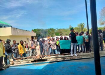 Demo mahasiswa HMI GMKI di DPRD Aru di Dobo, Selasa (19:8:2025).
