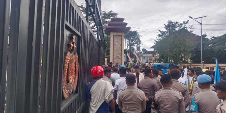 Mahasiswa demo Polda Maluku