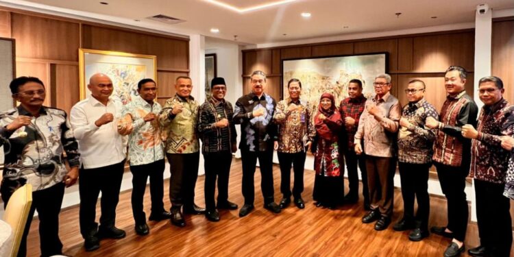 Bupati Malra, Thaher Hanubun diantara rombongan Gubernur Maluku usai bertemu Menteri Perumahan Rakyat Maruar Sirait di Jakarta.