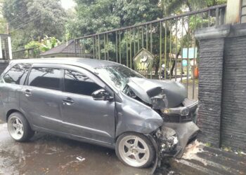 Kecelakaan di Depan Gapura Kampus Unpatti: Mobil Avanza Hantam Pagar Kampus