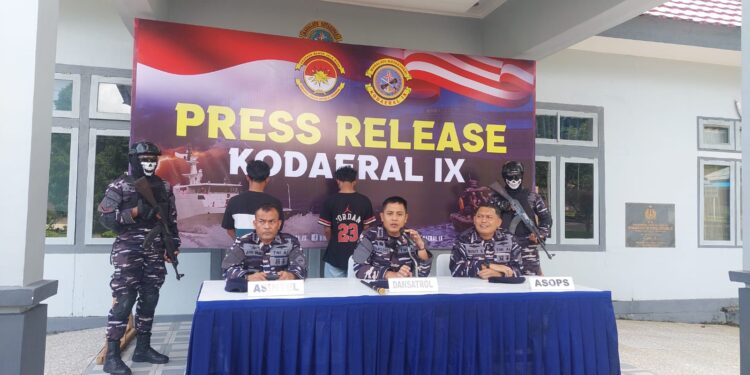 Komandan Satrol Kodaeral IX, Kolonel Laut (P) Hapsoro A. Purbaningtyas, didampingi Asintel Dankodaeral IX Kolonel Laut (KH) Jeffri Irwandi dan Asops Dankodaeral IX Kolonel Laut (P) Sigit Sugihartono saat memberikan keterangan pers, Rabu (17/9/2025).