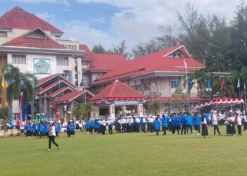 Mahasiswa baru Unpatti saat penutupan PKKMB