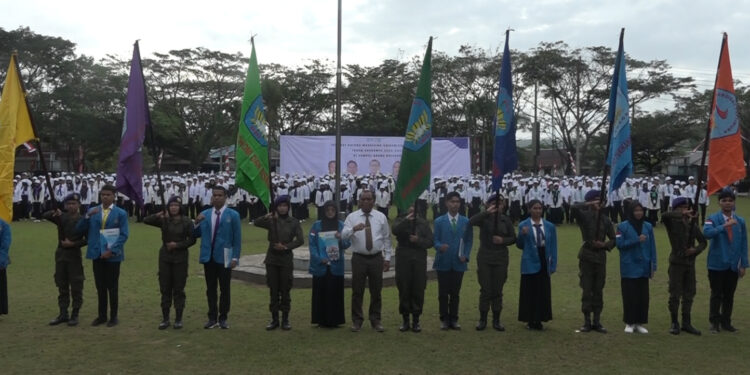 Rektor Unpatti, Prof. Dr. Fredy Leiwakabessy bersama mahasiswa baru.