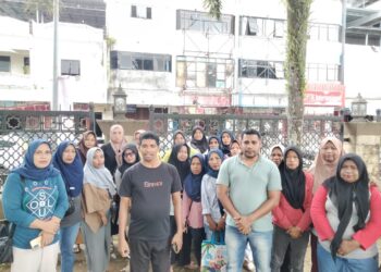 Pedagang asongan Pelabuhan Yos Soedarso, Ambon