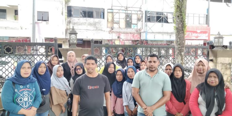 Pedagang asongan Pelabuhan Yos Soedarso, Ambon