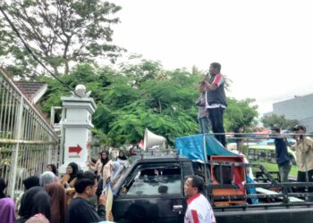 Demo pedagang asongan di kantor Gubernur Maluku