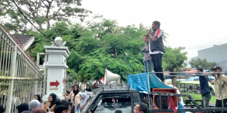 Demo pedagang asongan di kantor Gubernur Maluku