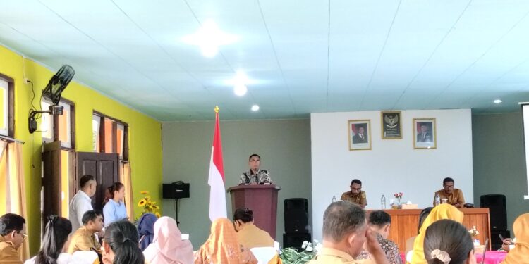 Triyono Indrasiwi Kuncoroaji dari Balai Besar Pengembangan Penjaminan Mutu Pendidikan Vokasi (BBPPMPV) bidang Otomotif dan Elektronika memberikan sosialisi TKA di SMK Negeri 5 Ambon, Selasa (30/9/2025).