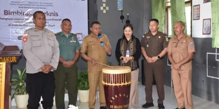 Wakil Bupati MBD, Agustinus L. Kilikily membuka kegiatan Bimbingan Teknis Pengajar Utama Bahasa Moa untuk Tunas Bahasa Ibu di SD Negeri 1 Tiakur, Senin (11/8/2025).