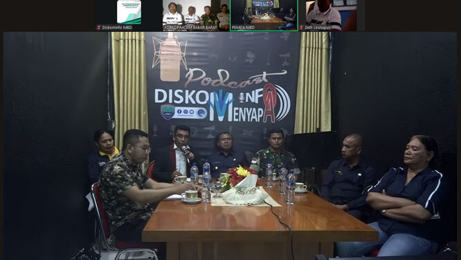 Wakil Bupati Maluku Barat Daya (MBD), Agustinus L. Kilikily. 
memimpin rapat merespon puluhan siswa yang keracunan makanan dari program MBG.