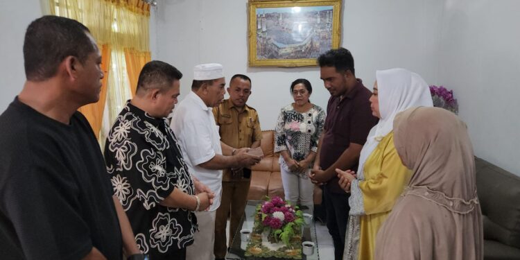 DPP FPMM menyerahkan bantuan kepada Ketua Majelis Jemaat (KMJ) GPM Ebenhaezer Weduar, Pdt. Bodewey Samuel Maipauw, di Tual, Selasa (23/9/2025).