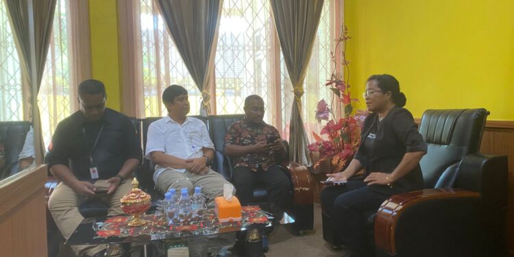 Kepala BPKW XX Dody Wiranto bersama Kepala Subbagian Umum Stenli Reigen Loupatty, bertemu Kepala Kantor Pertanahan Maluku Tengah, Juliana J. Salhuteru, di ruang kerjanya di Masohi, Senin (20/10/2025).