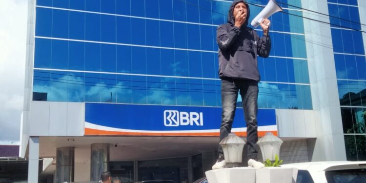 Demo massa dua LSM di BRI Cabang Ambon