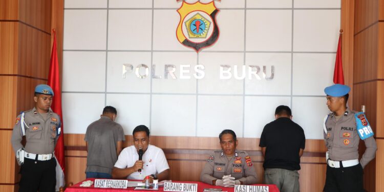 Polres Buru menggelar konfrensi pers terkait penangkapan dua pelaku (dibelakang menghadap tembok) narkoba.