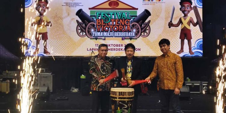 Wali Kota Ambon Bodewin Wattimena, Kepala BPIP Republik Indonesia, Prof. Drs. K.H. Yudian Wahyudi, dan Kepala Balai Pelestarian Budaya Maluku, menutup festival benteng Victoria, Sabtu (18/10/2025).