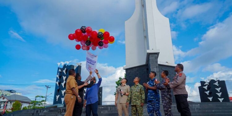Wakil Bupati Malra membuka ajang Festival Pesona Meti Kei (FPMK) 2025 ini berlangsung di Taman Landmark Kita Langgur, Senin (20/10/2025).