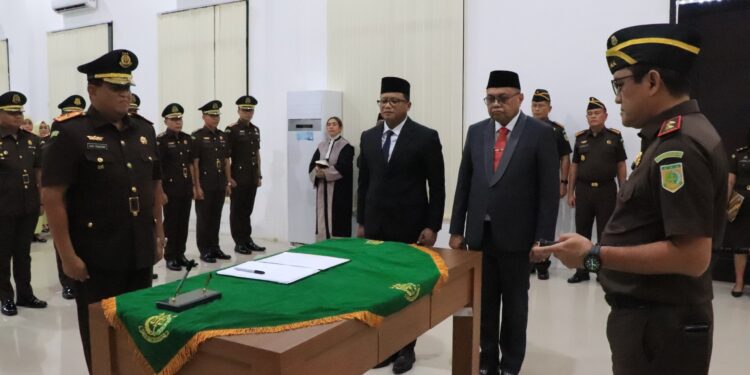 Kajati Maluku melantik wakajati dan pejabat eselon III di lingkungan Kejati Maluku, Kamis (30/10/2025).