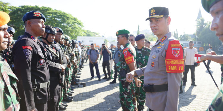 Kapolda Maluku, dan Pangdam XV/Pattimura meninjau pasukan yang akan melakukan pengamanan kunjungan Wapres di Ambon.